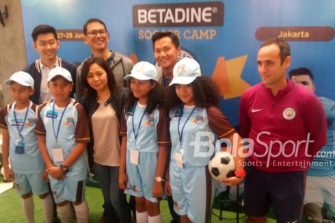 Tim Pelatih Man City Antusias Bagi Ilmu pada Betadine Soccer Camp