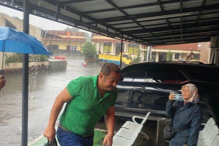 Hartono Soekwanto saat tiba di Mapolres Cimahi, Senin (3/3/2025), untuk menjalani pemeriksaan usai video menenteng senpi bak koboi jalanan viral di media sosial. Peristiwa itu terjadi di Kota Baru Parahyangan, Bandung Barat, Minggu (2/3/2025).