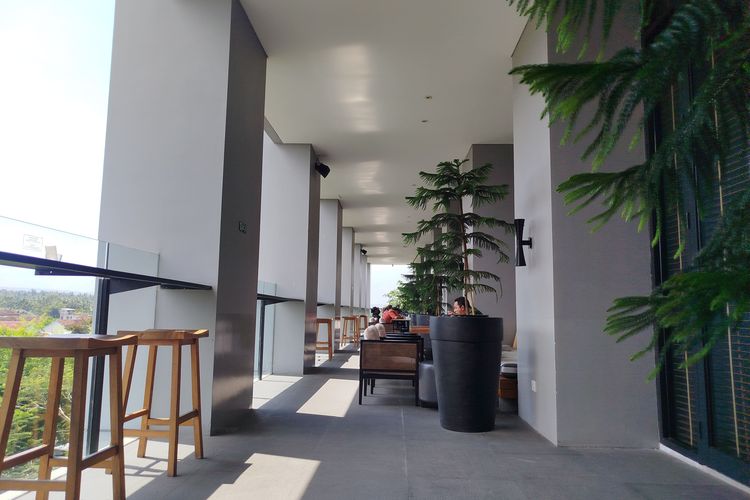 Area restoran Kokoon Hotel Banyuwangi yang nyaman memperdengarkan instrumen musik tradisional. 