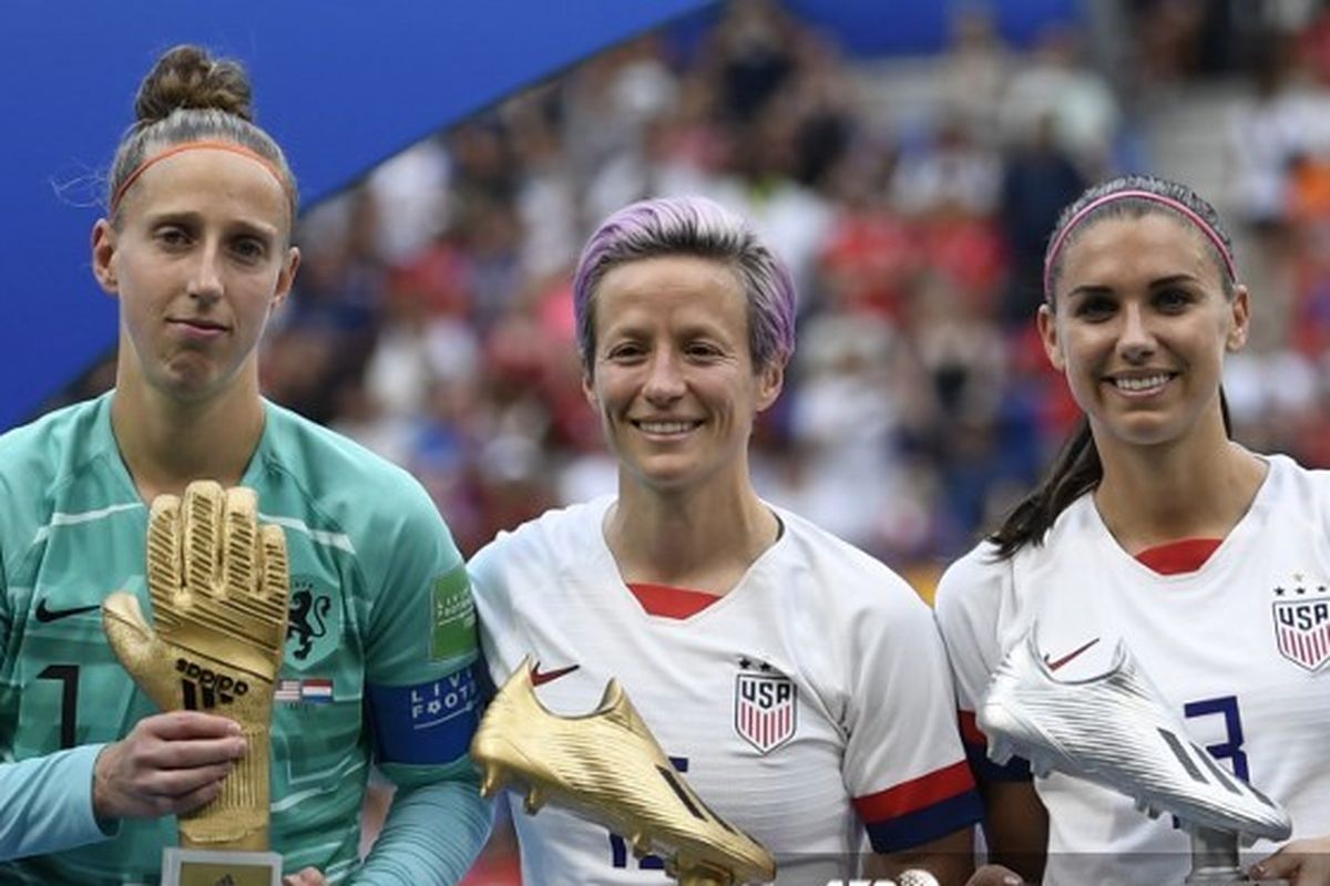 Kiper timnas putri Belanda peraih Golden Glove, Sari van Veenendaal, bersama dua pemain timnas putri Amerika Serikat Megan Rapinoe yang meraih Golden Boot dan Alex Morgan peraih Silver Boot di Piala Dunia Wanita 2019.