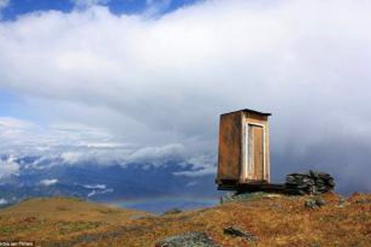 Dalam satu jajak pendapat, toilet ini mendapat tempat nomor satu sebagai toilet paling ekstrim di dunia. Toilet umum ini bertengger di tepi tebing Pegunungan Altai, Siberia.