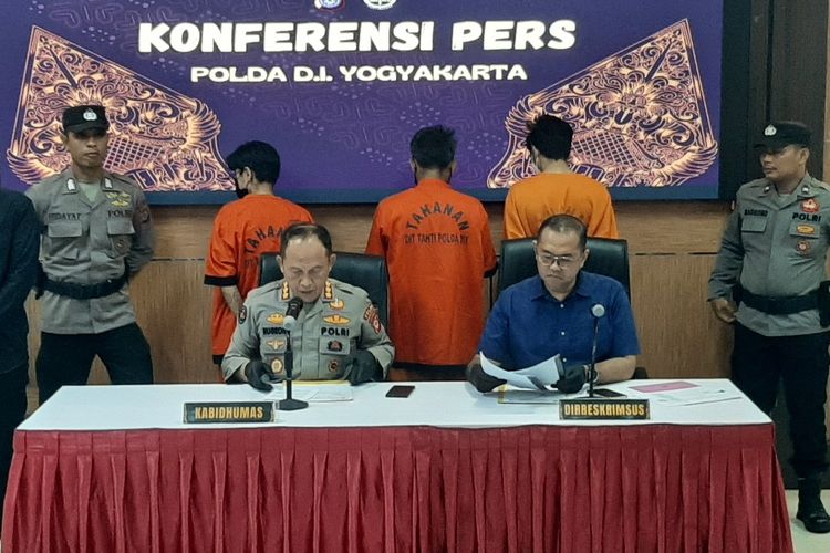 Direktur Reserse Kriminal Khusus Polda DI Yogyakarta (DIY) Kombes Pol Idham Mahdi saat jumpa pers di Mapolda DIY terkait enam orang yang ditangkap dalam kasus judi online.