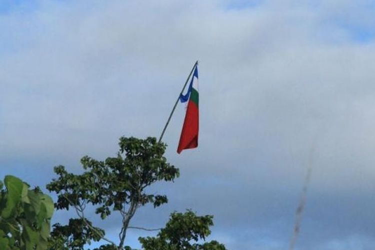 Bendera Republik Maluku Selatan dikibarkan orang tak dikenal di kawasan Halong, Kota Ambon, Maluku, Senin (25/4/2016). 