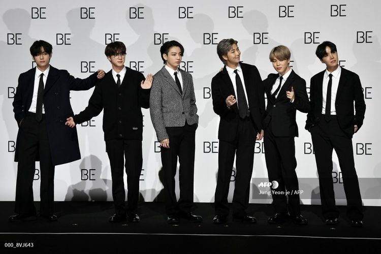 Para member boy band asal Korea Selatan BTS (dari kiri) V, Jin, Jungkook, RM, Jimin, dan J-Hope berpose pada konferensi pers peluncuran album BE (Deluxe Edition) di Seoul, Jumat (20/11/2020). Seorang member, Suga, tidak hadir karena dalam masa pemulihan pascaoperasi. 