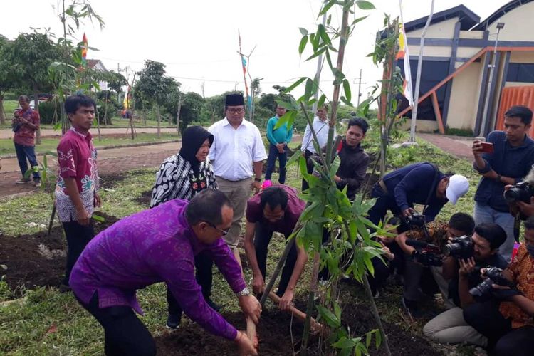 Wali Kota Risma dan Ketua DPRD Provinsi Bali Nyoman Adi Wiryatama menanam bibit Bambu Bali di Taman Harmoni Surabaya, Kamis (27/2/2020).