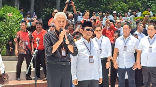 Gelak Tawa Ganjar Saat Tahu Mahfud Kenakan Kemeja Ketika Batal Jadi Cawapres Jokowi