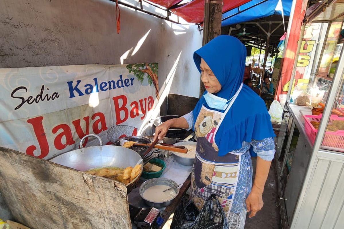 Puriyanti Rahayu (68), penjual gorengan asal Kota Pasuruan yang berangkat haji bersama suaminya M. Kasiadi yang berprofesi sebagai penjual koran. 