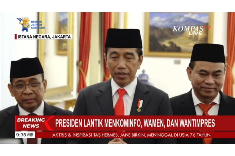 Presiden Joko Widodo (Jokowi) memberikan mandat kepada Menkominfo Budi Arie Setiadi yang baru usai pelantikan di Istana Negara, Senin (17/7/2023).
