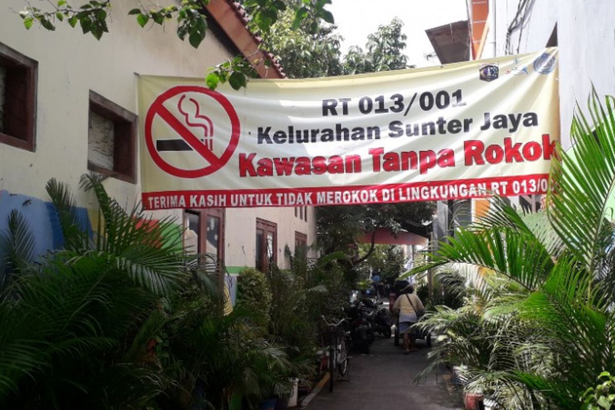 Suasana di kawasan permukiman RT 013 RW 01 Sunter Jaya, Jakarta Utara, yang menerapkan aturan bebas asap rokok, Senin (11/2/2019).