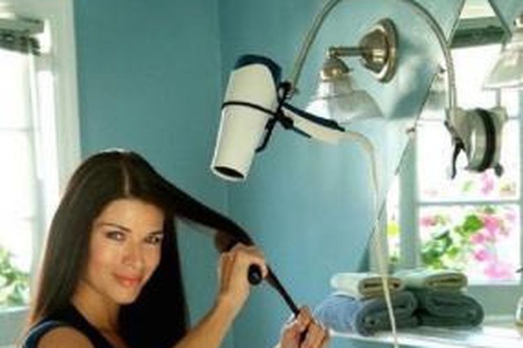 Dengan penemuan tersebut, Anda bisa menggunakan kedua tangan untuk menyisir dan memegang rambut, sementara pengering tetap bekerja pada rambut Anda.