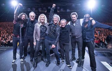 Bon Jovi ketika menggelar pentas di Wembley