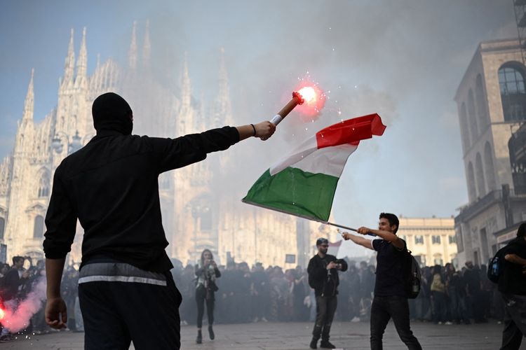 Demo Kenaikan Biaya Hidup di Italia Rusuh, Jalanan Milan Lumpuh Total