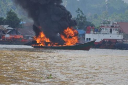 Kapal Terbakar, Para ABK Melompat ke Sungai