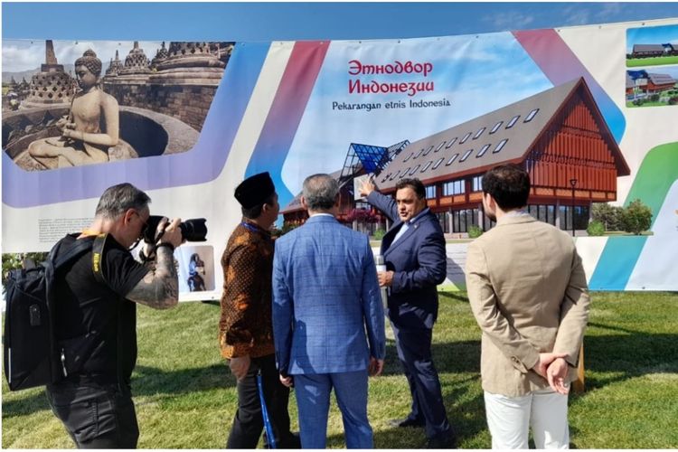 Upacara peletakan batu pertama pembangunan Dom Indonezii atau Rumah Indonesia berlangsung pada Jumat (26/8/2022) di kompleks Etnomir, provinsi Kaluga, Rusia.
