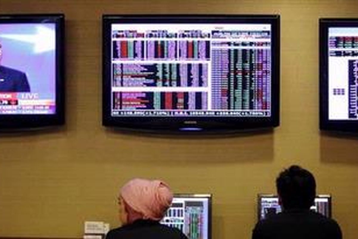 Ilustrasi: Aktivitas pemantauan pergerakan indeks harga saham gabungan (IHSG) di Indo Premier Securities di Jakarta. 