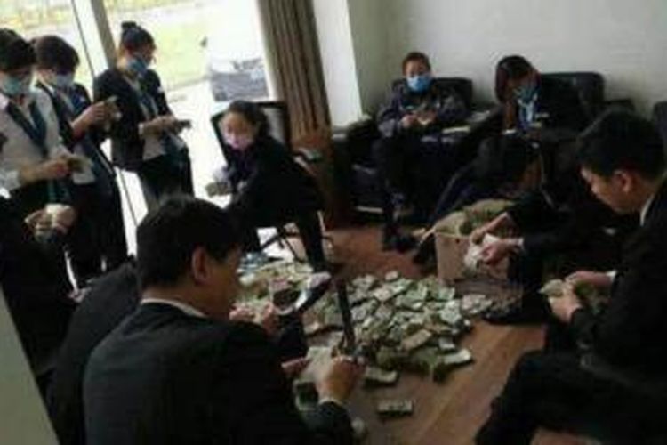 Puluhan staf sebuah dealer penjual mobil BMW di China harus bekerja keras menghitung 100 kilogram uang logam dan uang kertas pecahan kecil yang digunakan seorang pria untuk membeli sebuah mobil BMW seri 7.