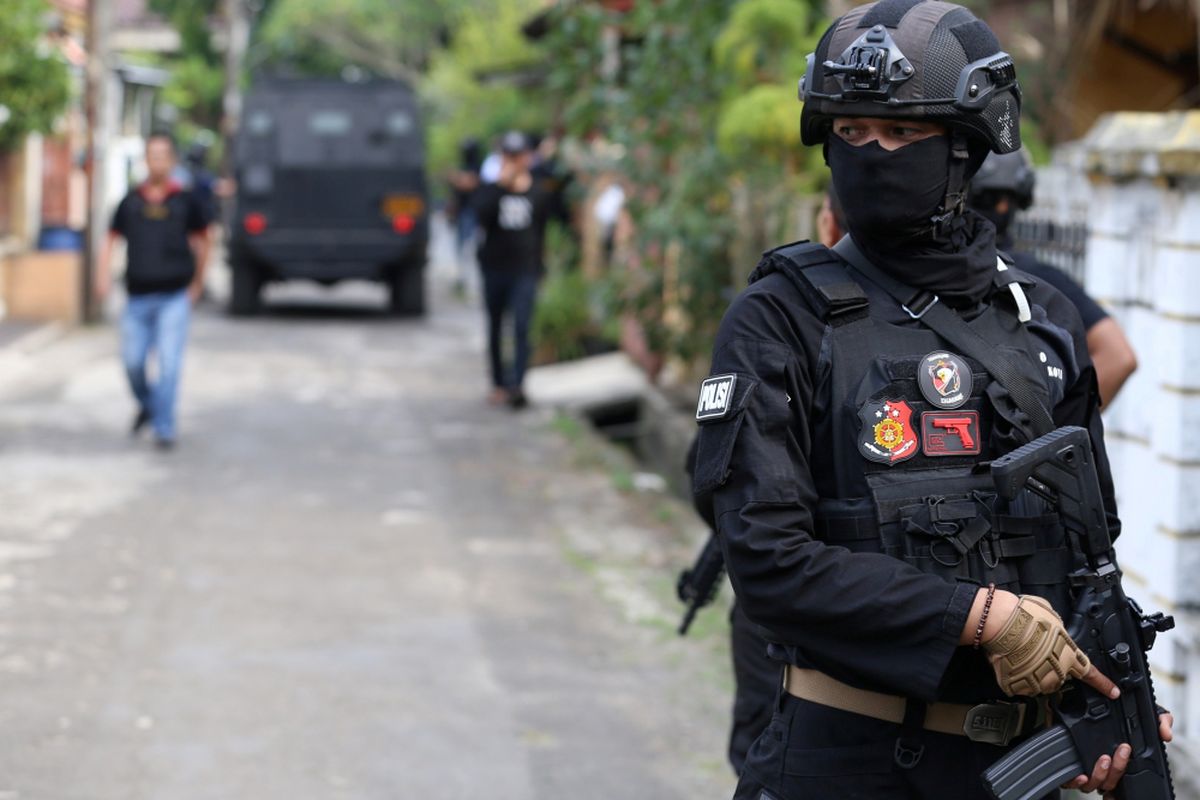 Petugas Densus 88 tengah berjaga di sekitar rumah terduga teroris di Kawasan Perumahan Kunciran Indah, Pinang, Tangerang, Banten, Rabu (16/05/2018). Sejumlah barang bukti dan tiga orang terduga teroris telah diamankan tim Densus 88 Antiteror Polri.