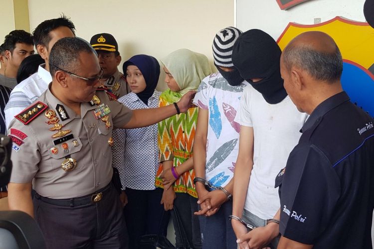 Dua pelaku pembunuhan taksi online memakai penutup kepala saat ditanyai Kapolrestabes Semarang, Selasa (23/1/2018).