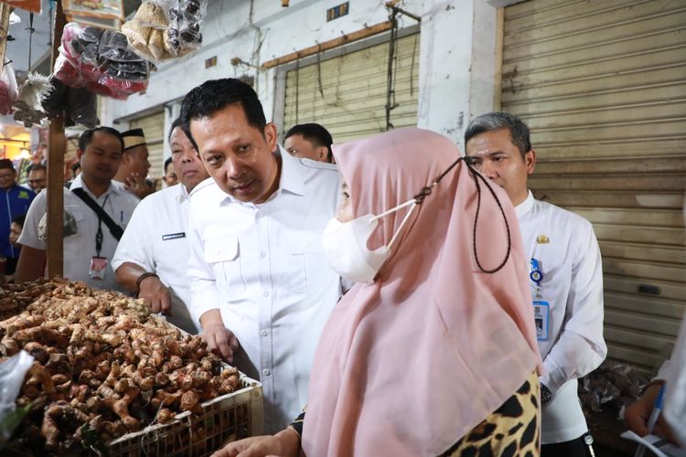Penjabat (Pj) Bupati Tangerang saat meninjau stabilitas harga dan ketersediaan komoditas pokok di Pasar Gudang Tigaraksa, Jumat (14/6/2024)
