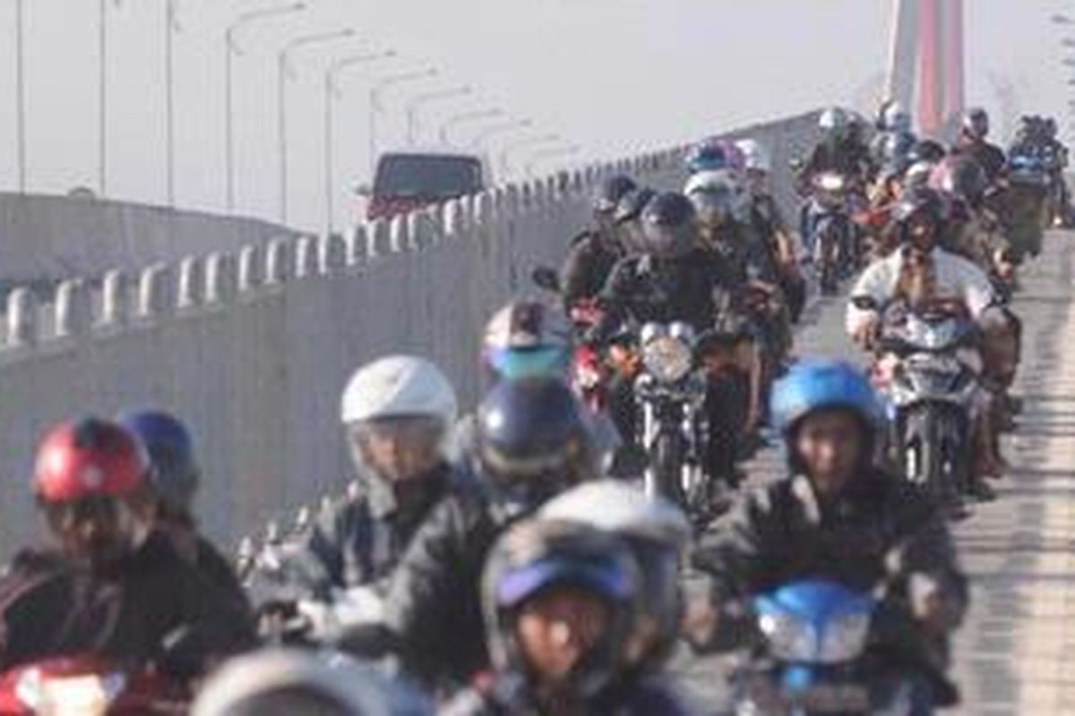 Ribuan pengguna sepeda motor saat melintasi Jembatan Suramadu dari Madura menuju Surabaya, Kamis (01/09/2011). Pada H1 ini arus balik yang melalui Jembatan Suramadu mulai mengalami peningkatan volume dan diperkirakan puncak arus balik akan terjadi pada hari, Minggu (04/09/2011). 
