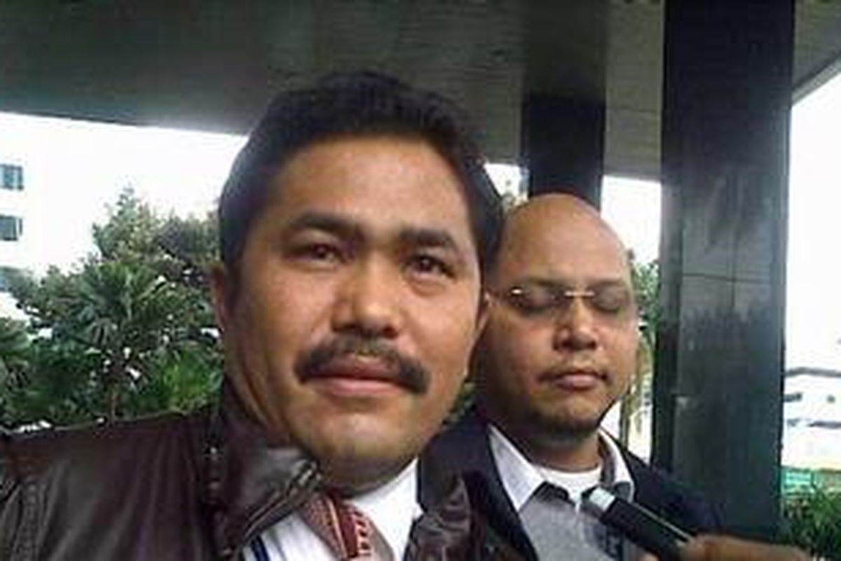 Mantan Kuasa Hukum Mindo Rosaline Manulang, Kamaruddin Simanjuntak saat Mendatangi Gedung KPK, Jakarta, Kamis (29/4/2011).