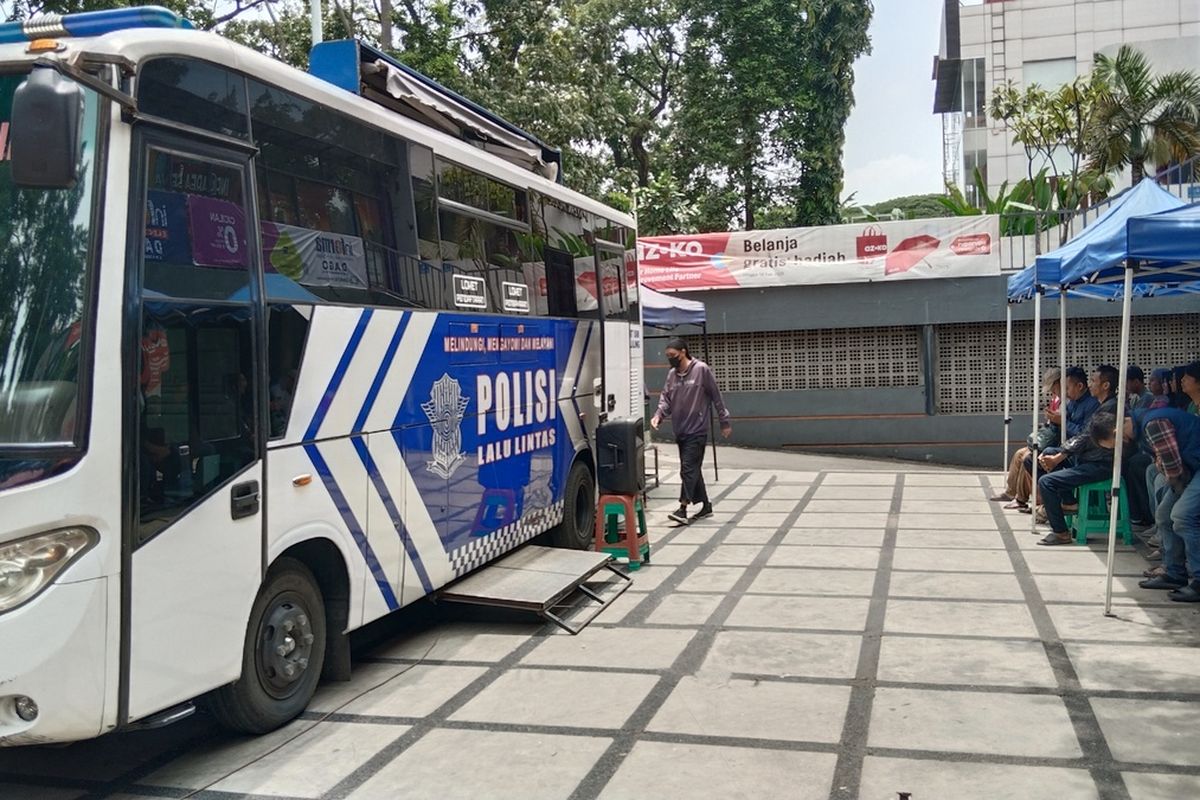 Mobil SIM Keliling di Plaza Dago, Jalan Ir H Juanda, Kota Bandung, Senin (10/2/2025).