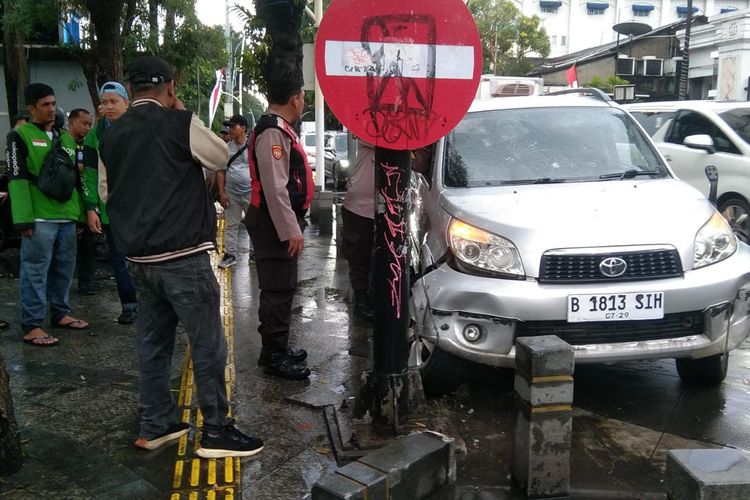 Mobil menabrak lampu lalin di Kemang, Sabtu (3/8/2024).