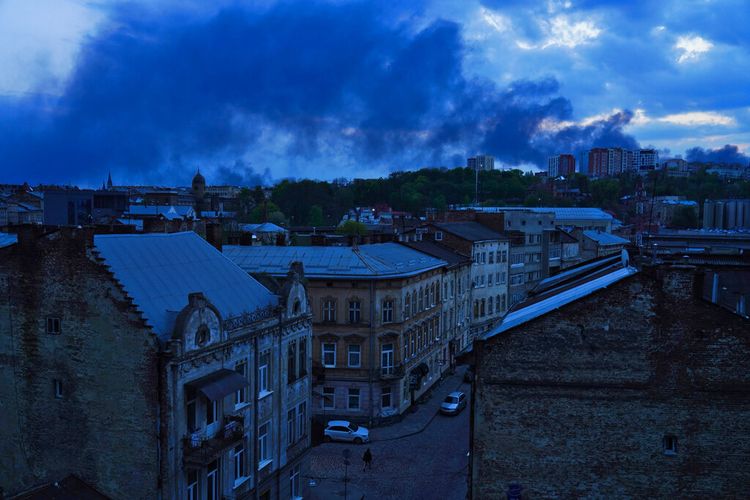 Asap meningkat setelah pemogokan rudal Rusia di Lviv, Ukraina, Selasa malam, 3 Mei 2022. 