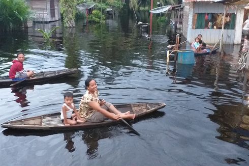 Cerita Warga di Rokan Hulu Bertahan di Tengah Kepungan Banjir