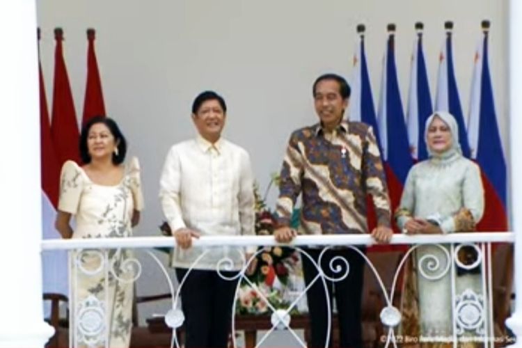 Presiden Joko Widodo dan Ibu Iriana Joko Widodo saat melakukan veranda talk dengan Presiden Filipina Ferdinand Marcos Jr yang didampingi Ibu Negara Filipina Marie Louise Araneta Marcos di Istana Kepresidenan Bogor, Senin (5/9/2022).