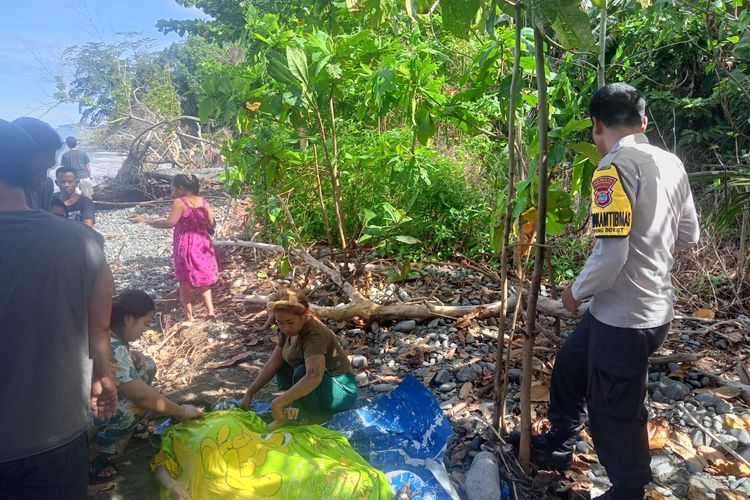 Anggota Polsubsektor Maruni bersama warga saat melakukan evakuasi korban