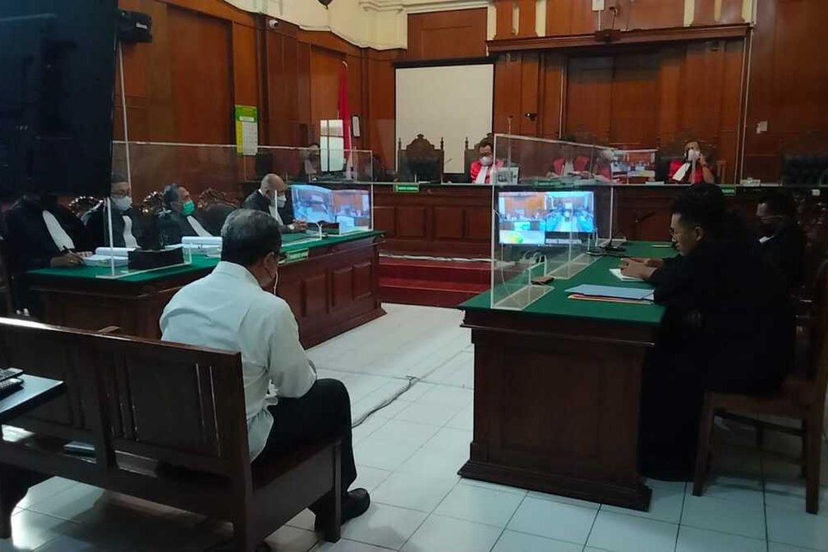 Abdul Haris menghadiri sidang vonis di Pengadilan Negeri Surabaya, Kamis (9/3/2023).