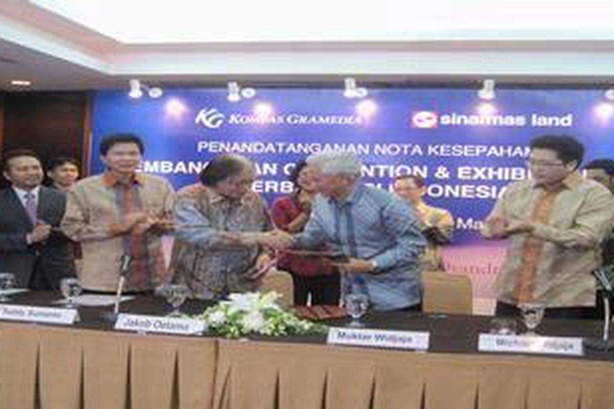 Penandatanganan MoU dilakukan oleh Jakob Oetama selaku Executive Chairman Kompas Gramedia dan Muktar Widjaja, Chairman Sinar Mas Land di Hotel Santika, Jakarta, Kamis (28/7/2011).