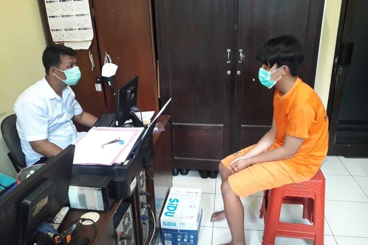 Salah satu tersangka, SAS (19), kasus dugaan penyebaran konten porno saat diperiksa aparat Polres Magelang.