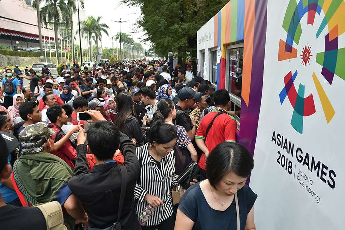 Antrean penonton mengular di depan kios pembelian tiket on the spot pertandingan Asian Games 2018 di arena Gelora Bung Karno, Jakarta Pusat, Selasa (21/8/2018). Selain karena tingginya antusiasme masyarakat, antrean panjang terjadi akibat pembeli yang kehabisan tiket online dan mendatangi langsung loket penjualan tiket.