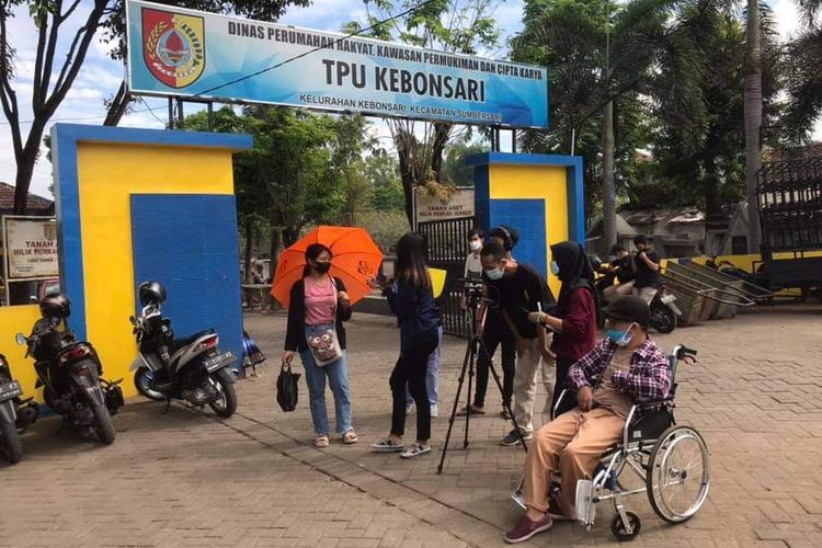 Wiviano Rizky Tantowi (24), penyandang disabilitas fisik Jember memakai kursi roda saat proses pembuatan film 