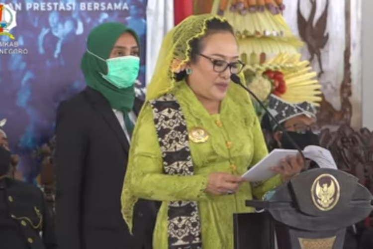Bupati Bojonegoro, Anna Muawwanah saat membacakan pidato dalam Upacara Hari Jadi Bojonegoro (HJB) Ke-343 di Pendopo Malowopati. Selasa (20/10/2020).
