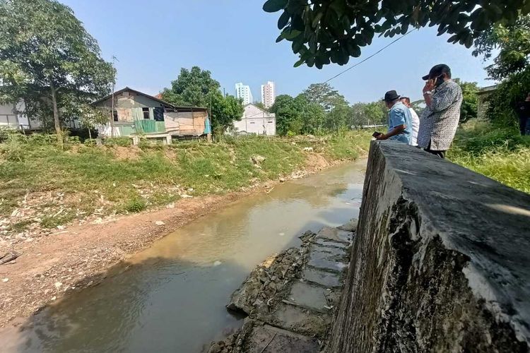 Pengerjaan normalisasi Kali Cikalapa di Desa Wadas, Kecamatan Telukjambe Timur, Kabupaten Karawang, Kamis (21/5/2021).