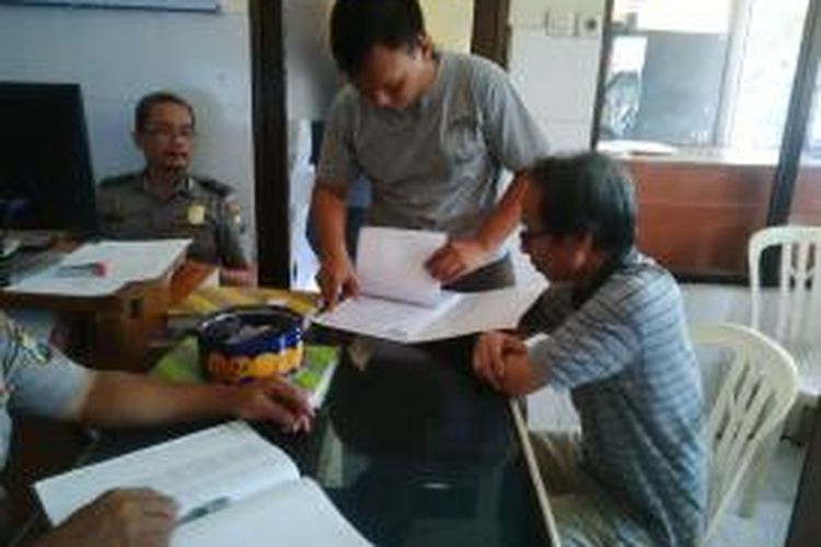 Dokter Lapas Porong penjual narkoba (kanan) di serahkan ke Polisi