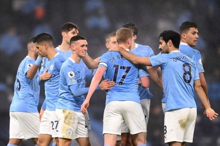 Phil Foden (tengah) merayakan golnya bersama rekan satu timnya pada laga pekan ke-18 Liga Inggris yang mempertemukan Man City vs Brighton di Stadion Etihad, Kamis (14/1/2021) dini hari WIB.