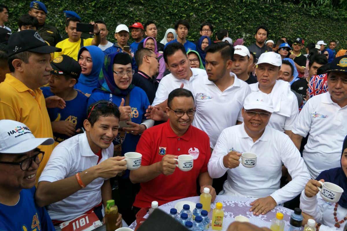 Gubernur DKI Jakarta Anies Baswedan dan Wakil Gubernur Sandiaga Uno menikmati kopi Bengkulu bersama Plt Gubernur Bengkulu Rohidin di kawasan car free day, Minggu (26/11/2017). 