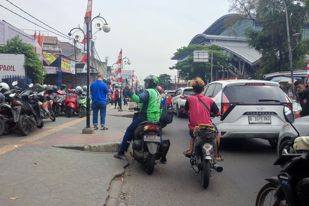 Pejalan Kaki Terganggu Parkir Motor di Trotoar Depan Stasiun Bekasi