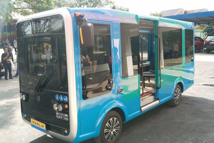 Perusahaan produsen kendaraan listrik, PT Marlip Indo Mandiri menunjukkan satu unit kendaraan listrik dengan jenis minibus yang diberinama Angklung (Angkutan Listrik Bandung) kepada Wali Kota Bandung, Muhammad Farhan di Kantor Dinas Perhubungan Kota Bandung, Senin (4/8/2025).