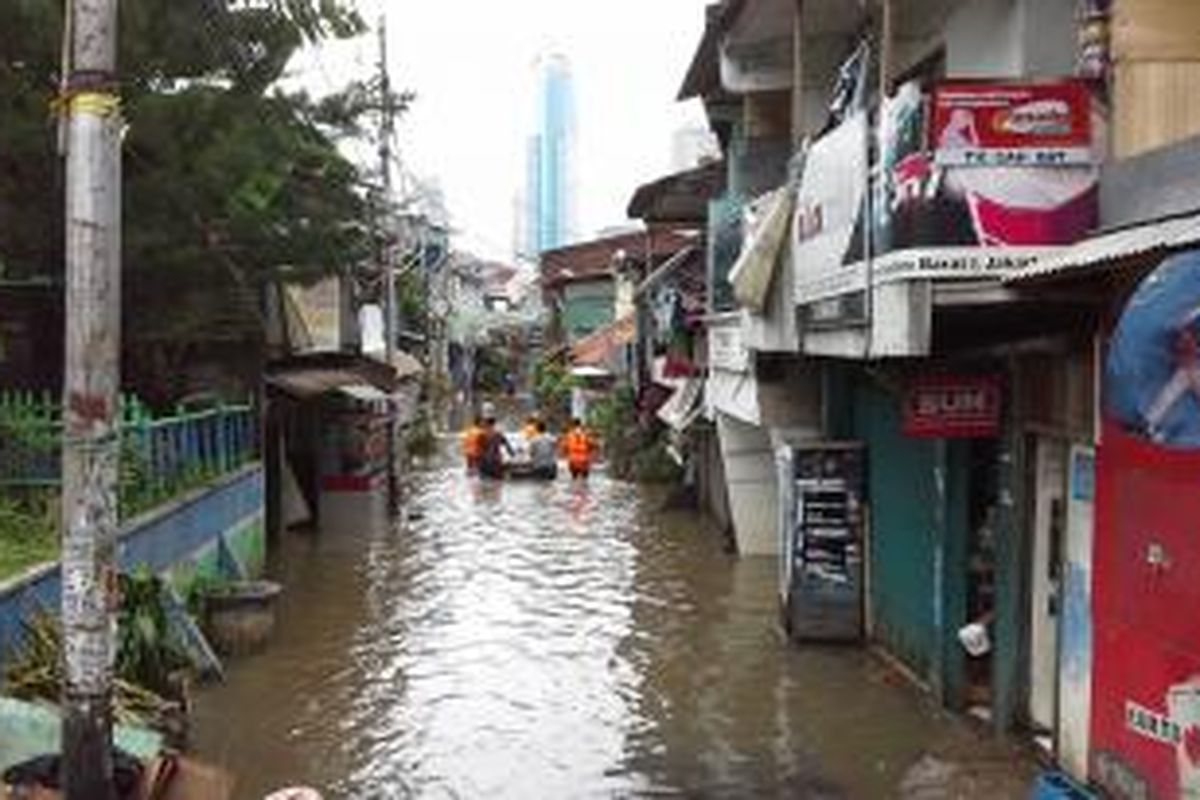 Banjir melanda wilayah Bendungan Hilir, Kecamatan Tanah Abang, Jakarta Pusat, sejak Selasa (28/1/2014) malam.