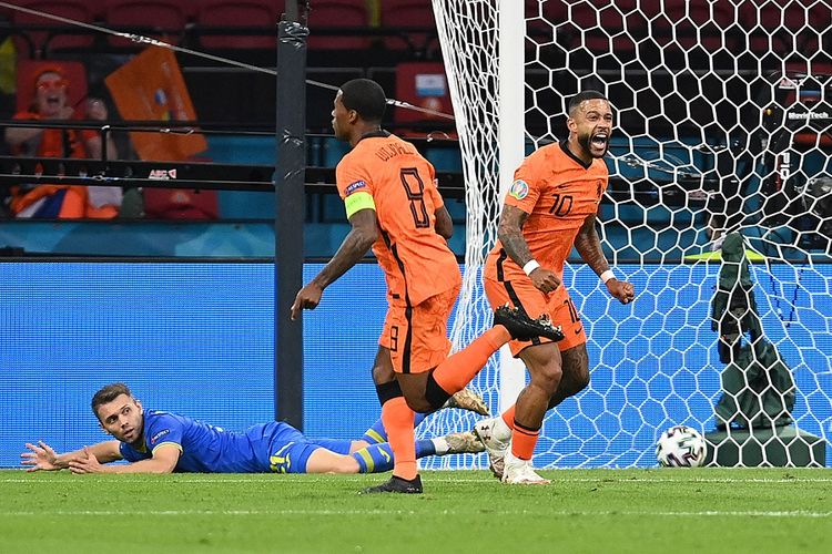 Gelandang Belanda Georginio Wijnaldum (kiri oranye) berselebrasi di samping rekannya Memphis Depay usai mencetak gol pertama pada laga Grup C UEFA Euro 2020 antara Belanda vs Ukraina di Johan Cruyff Arena di Amsterdam pada 13 Juni 2021.