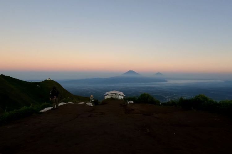 Pagi di Puncak Alap-alap Gunung Andong