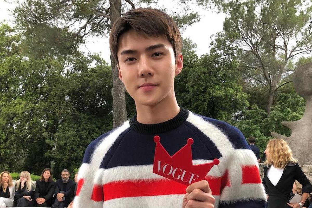 Sehun EXO menghadiri peragaan busana koleksi Louis Vuitton di Saint-Paul-de Vance, Perancis, Senin (28/5/2018).