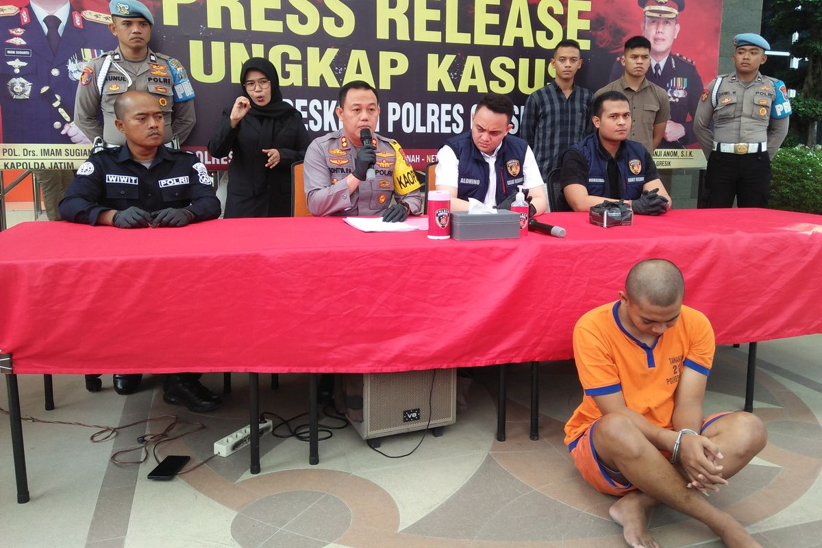 Pelaku penipuan dengan modus pukul keluarga, Zainal Abidin (depan), saat dihadirkan dalam rilis ungkap kasus di depan Mapolres Gresik, Jawa Timur, Selasa (14/11/2023).