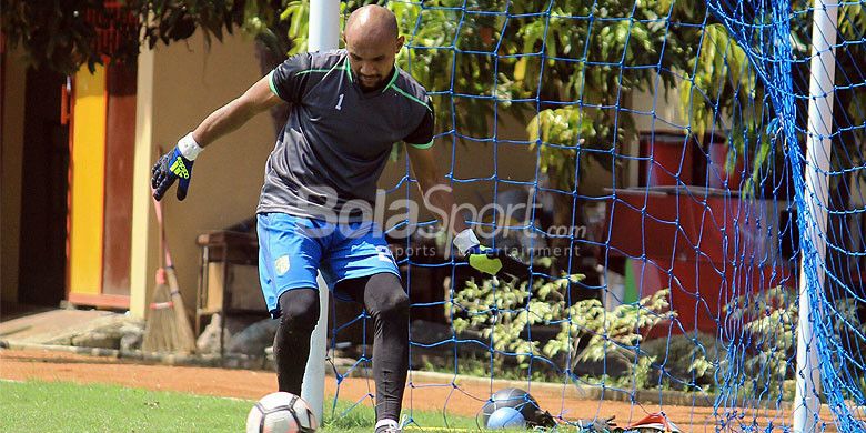 Kiper Alfonsius Kelvan saat menjalani latihan bersama Persebaya di lapangan Mapolda Jatim, Senin (20/2/2018).