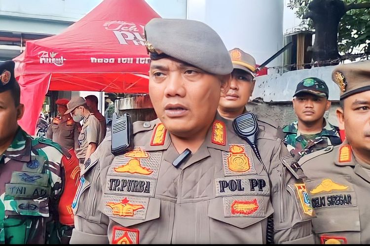 Kasatpol PP Jakarta Pusat T. P. Purba menjelaskan tentang penertiban PKL jelang bulan Ramadhan, Selasa (28/2/2023). (KOMPAS.com/XENA OLIVIA)